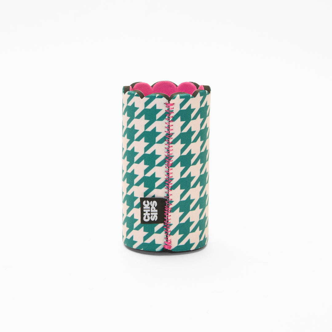 Green and cream houndstooth print can sleeve with scalloped edge, pink lining and pink zigzag seam