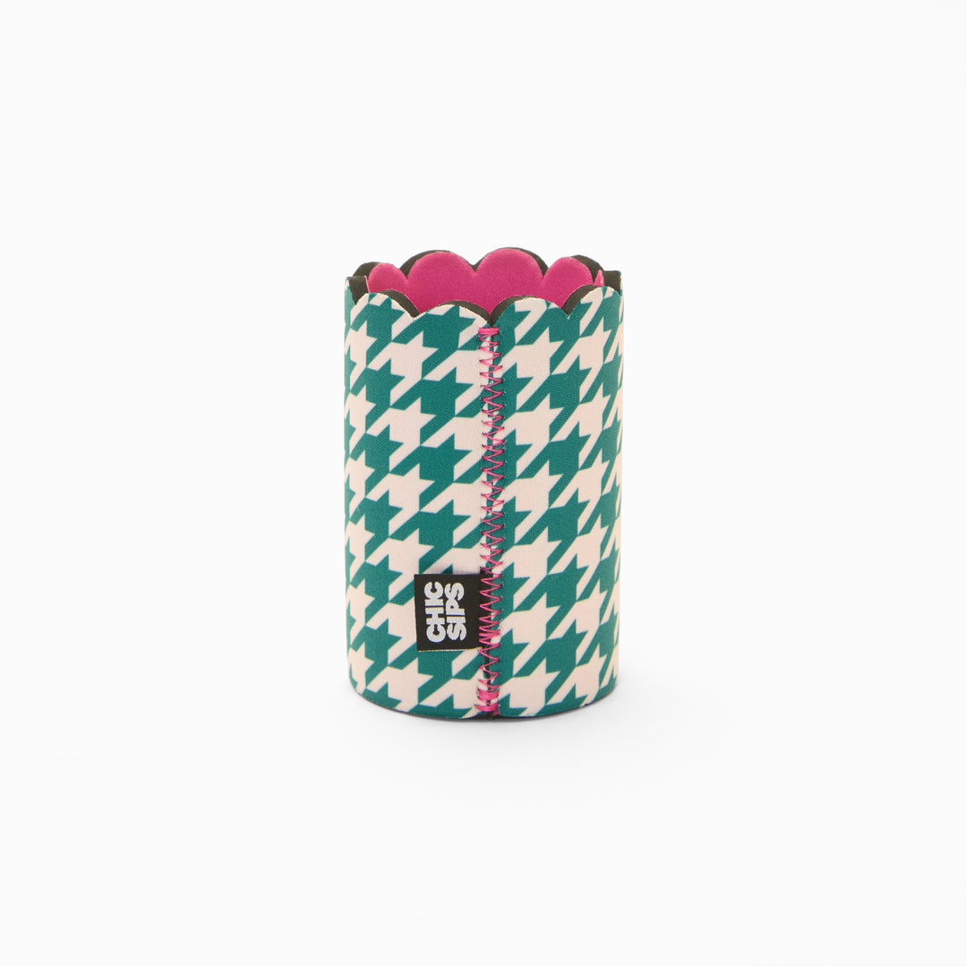 Green and cream houndstooth print can sleeve with scalloped edge, pink lining and pink zigzag seam