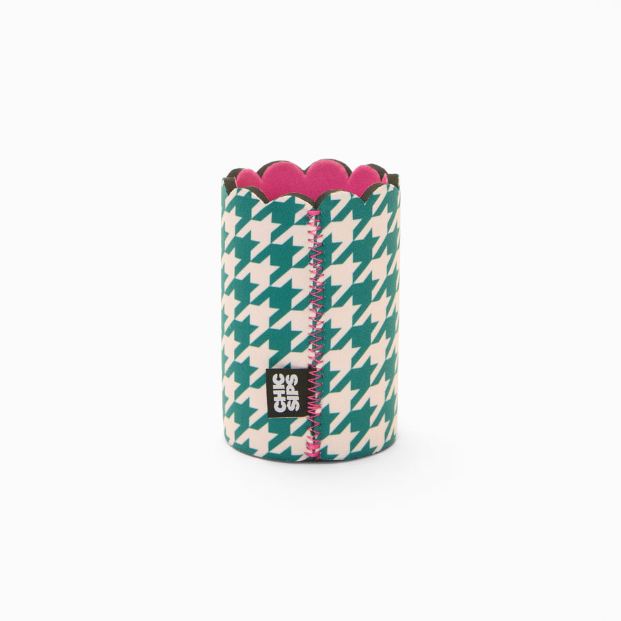 Green and cream houndstooth print can sleeve with scalloped edge, pink lining and pink zigzag seam