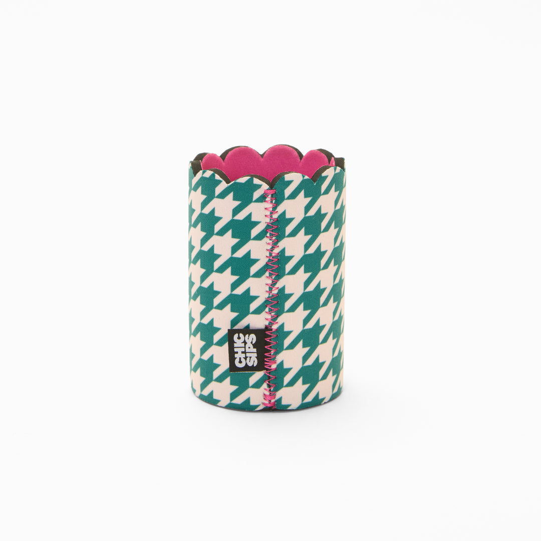 Green and cream houndstooth print can sleeve with scalloped edge, pink lining and pink zigzag seam