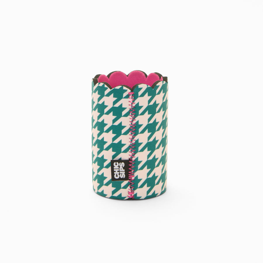Green and cream houndstooth print can sleeve with scalloped edge, pink lining and pink zigzag seam